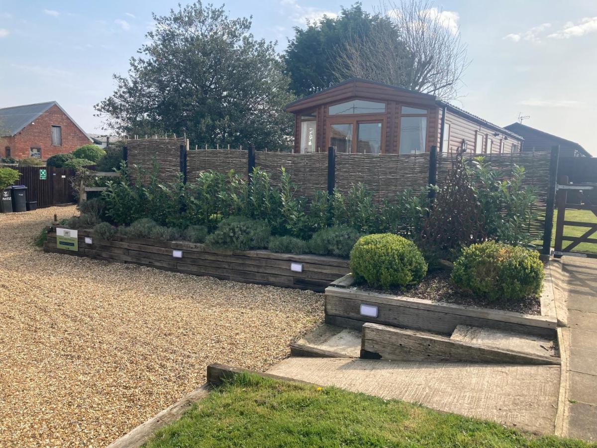 Rew Farm Country And Equestrian Accommodation - Sunset Lodge Melksham Exterior foto