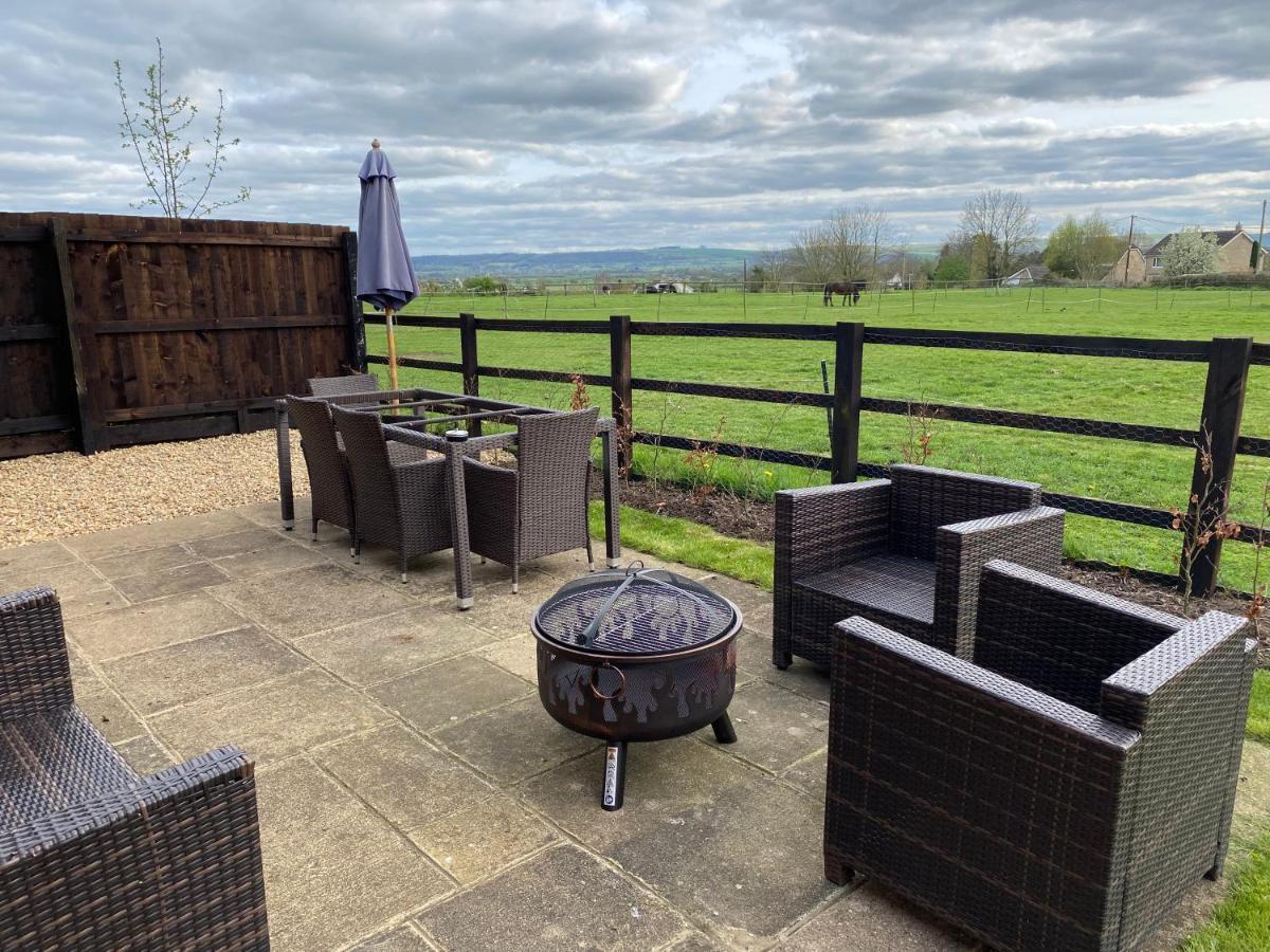 Rew Farm Country And Equestrian Accommodation - Sunset Lodge Melksham Exterior foto